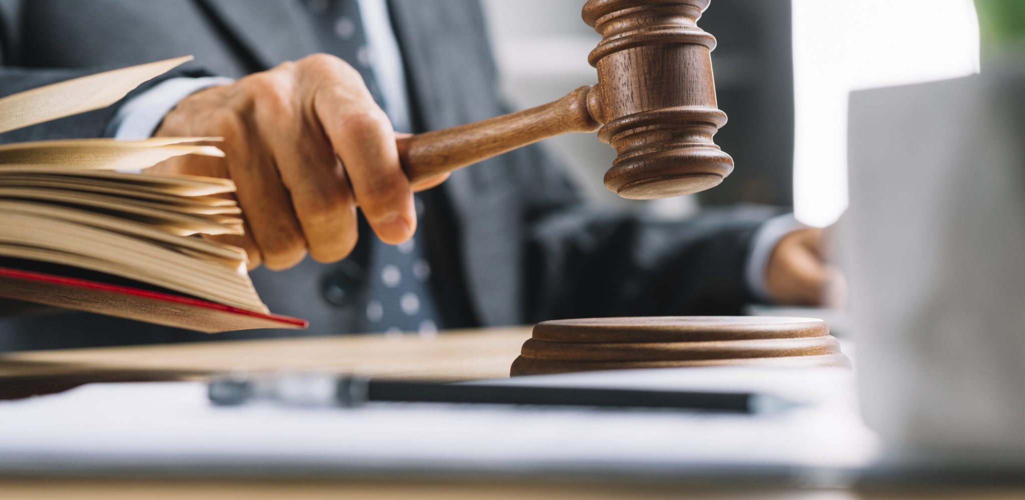 close-up-male-judge-s-hand-striking-gavel-table